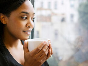 Mulher na janela bebendo café, por Nestlé Baby & Me