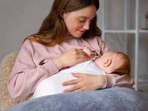 Foto de mãe amamentando bebê