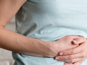 Foto de mulher com as mãos na barriga