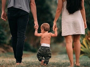bebê passeando com a família 