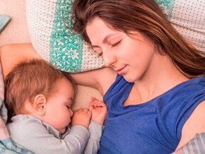 Cama compartilhada: quais os prós e contras desta prática com o bebê?