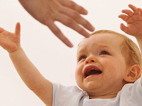 Criança pedindo colo para a mãe, por Nestlé Baby & Me