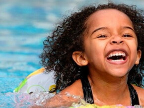 Criança na piscina 