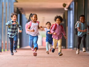 crianças correndo em escola infantil