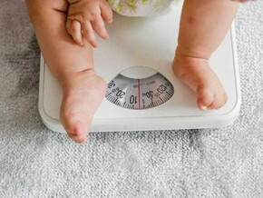 imagem de bebê em cima de uma balança para abordar a obesidade infantil