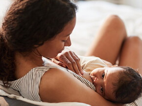 Foto de mãe amamentando filha