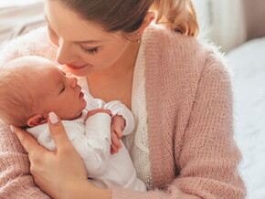 mãe com bebê recém nascido 