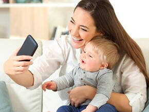 babê fazendo videochamada com a mãe