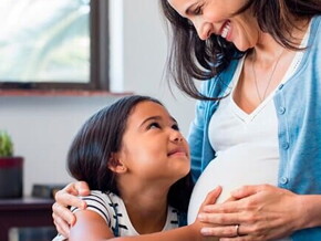 mãe grávida e com filho pequeno 