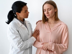 Médica examinando paciente com candidíase mamária