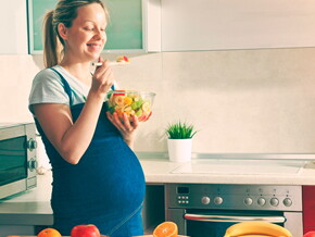 mulher_gravida_comendo_salada