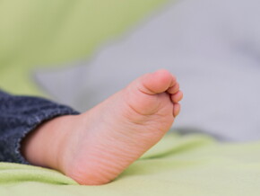 pé descalço de um bebê
