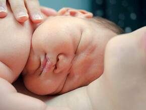 Os incríveis benefícios do contato pele a pele quando o seu bebê nascer