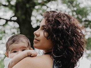 Queda de cabelo pós -parto: 5 dicas para diminuir a queda de cabelo depois do nascimento do bebê 