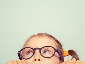 Como identificar que seu filho precisa usar óculos?