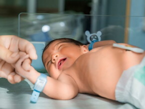 Bebê recém nascido em enfermaria de hospital.