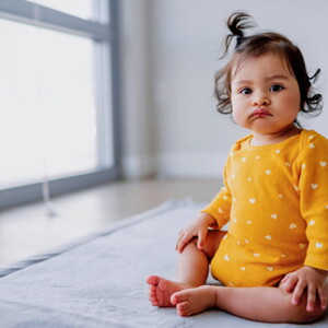 Com quantos meses o bebê começa a sentar sozinho?