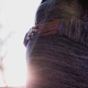 Mãe com barriga de 8 semanas