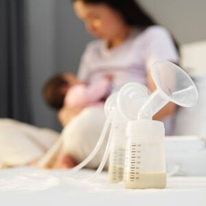 Como armazenar leite materno: especialista ensina a ordenhar e guardar