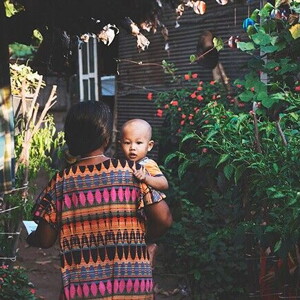 criança com a mãe no jardim 