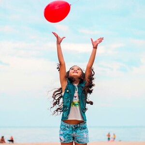 criança feliz com bola 