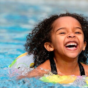 Criança na piscina 