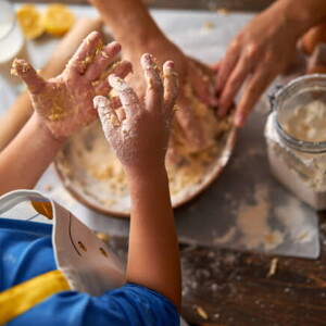 crianças com as mãos sujas de farinha e ovo