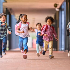 crianças correndo em escola infantil