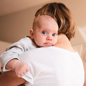 Regurgitação em bebês: compreendendo, prevenindo e lidando com as golfadas 