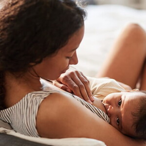 Imagem de uma mãe amamentando seu bebê