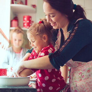 mãe cozinhando com filha 