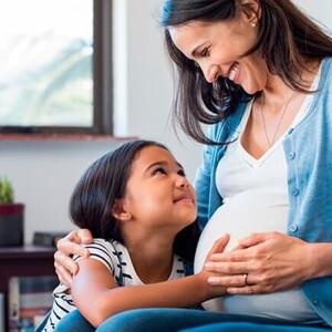 mãe grávida e com filho pequeno 