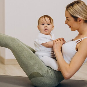 Mãe e filho em posturas de ioga em um tapete, promovendo bem-estar e conexão.