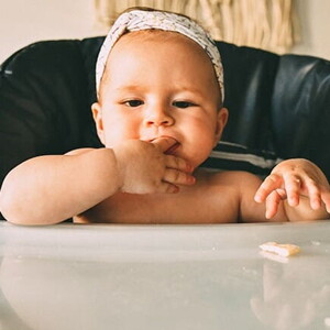 Meu bebê já quer comer sozinho! Deixo?