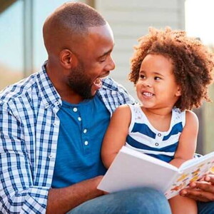 pai e filha lendo livro 