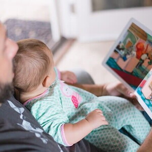 pai e filho lendo livro 