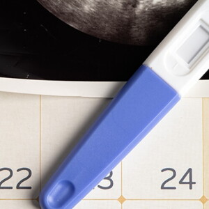 Imagem de um calendário com teste de gravidez e resultado de ultrassom.