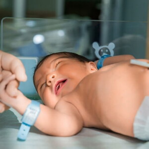 Bebê recém nascido em enfermaria de hospital.