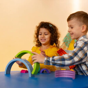 um menino e uma menina brincando com brinquedos pedagógicos