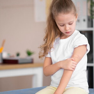 Uma criança sentada em um sofá segurando o braço