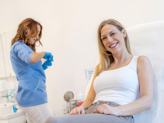 Mulher fazendo teste de gravidez de sangue