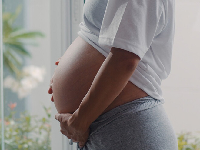 barriga de uma gestante no terceiro trimestre