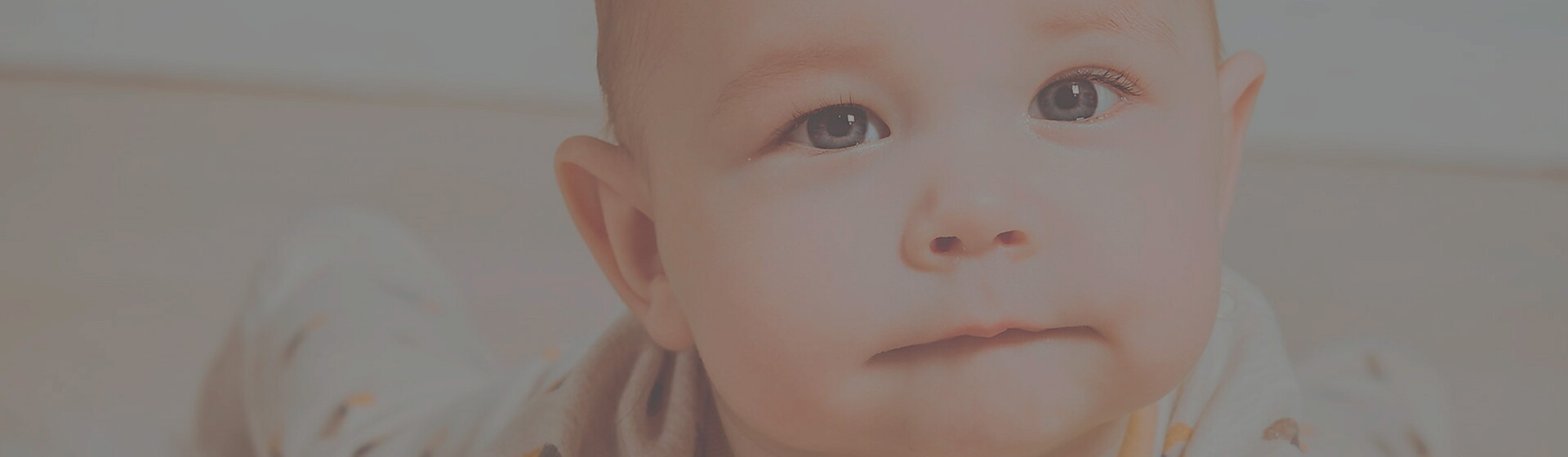 imagem de bebê com olhos claros para falar sobre calculadora de cor de olhos do bebê e evolução da cor de olhos do bebê