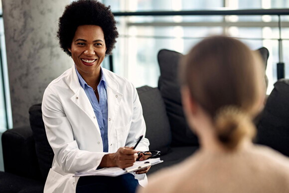 Foto de médica conversando com paciente