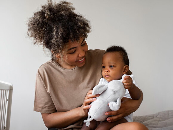 Foto de mãe segurando filho no colo