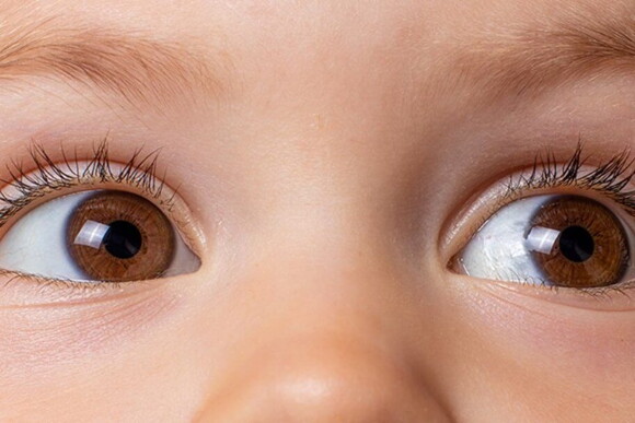 Foto dos olhos de uma criança