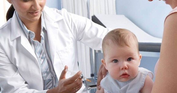 imagem de um bebê recebendo uma vacina no braço