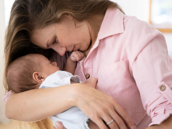 Foto de mamãe segurando bebê de perto.