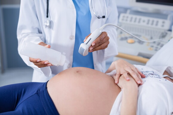 mulher gravida fazendo exame pre-natal ultrassonografia