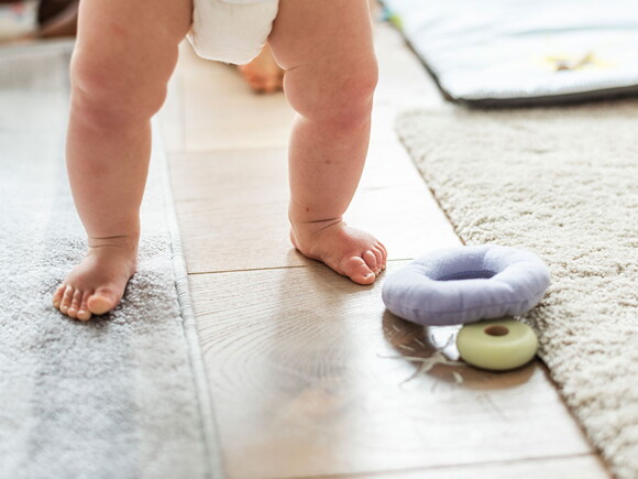 pernas de bebê com sobrepeso